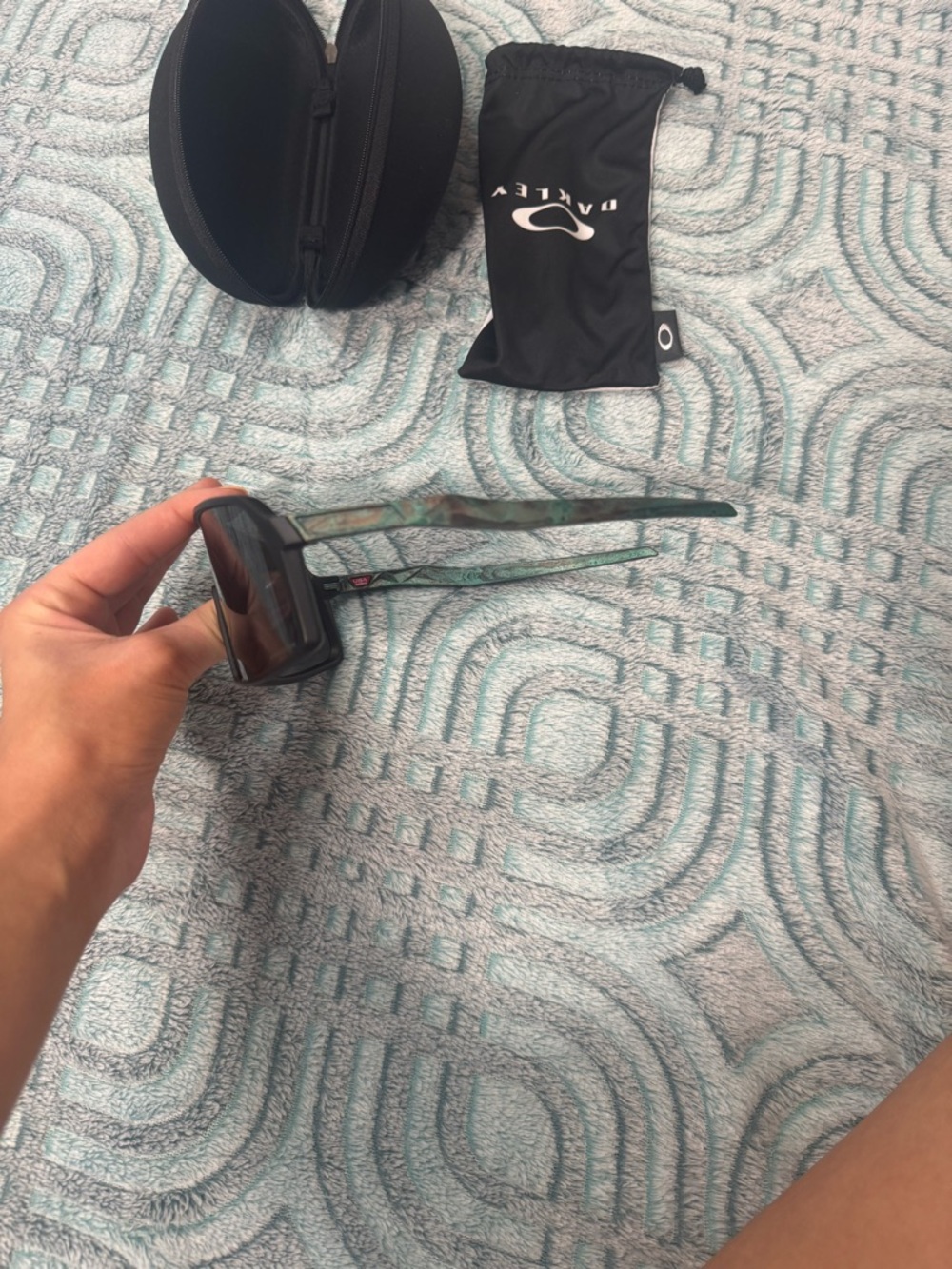 Oakley Black Eyewear Box with Accessories. One side is missing an O symbol - Picture 4 of 4
